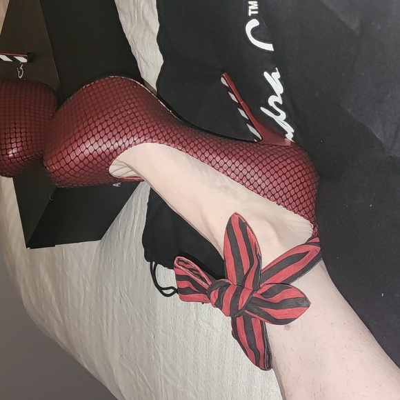 New in box Alejandra G. Platform Fishnet Burgundy Heels - Picture 2 of 11